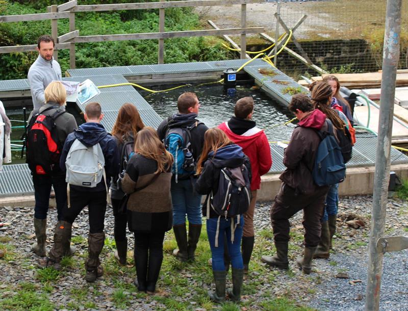 Schüler an der Kalborner Mühle